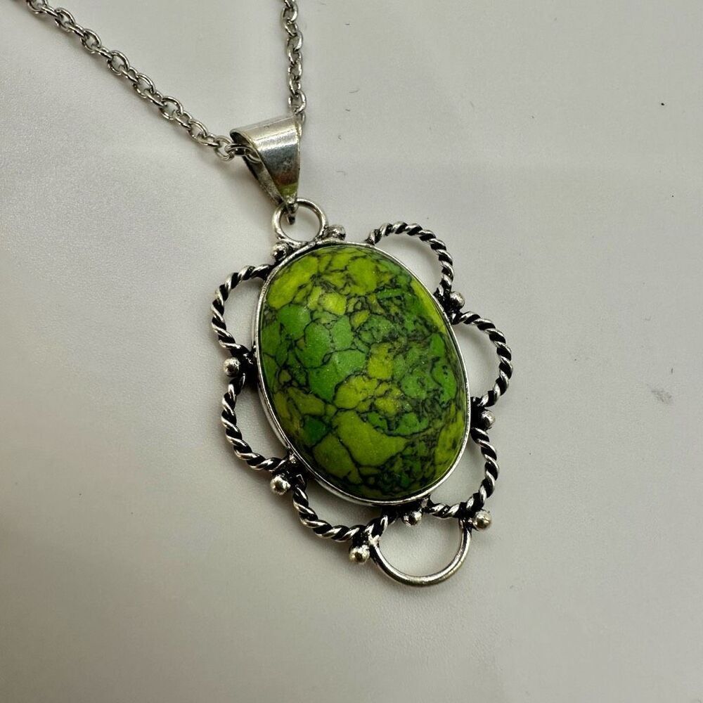 Green and silver tone pendant necklace - Picture 10 of 10